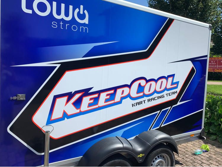 Anhänger des KeepCool Kart Racing Team in Blau und Weiss