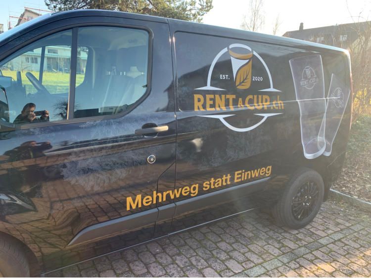Schwarzer Lieferwagen von Rent a Cup mit goldenem Logo und Spruch «Mehrweg statt Einweg»