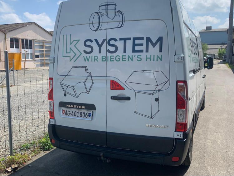 Hecktüren eines weissen Lieferwagens mit LK-System-Logo und Linienzeichnungen