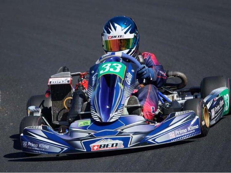 Kart mit Startnummer 33 und blauem Sticker-Satz auf der Rennstrecke