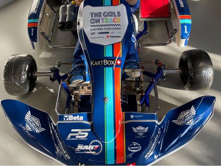 Kart mit Sticker-Satz «The Girls on Track» in Blau und Weiss