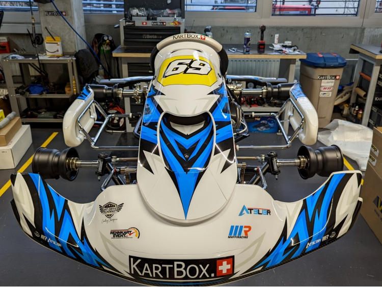 Weisser Kart mit blauem Sticker-Satz in der Werkstatt
