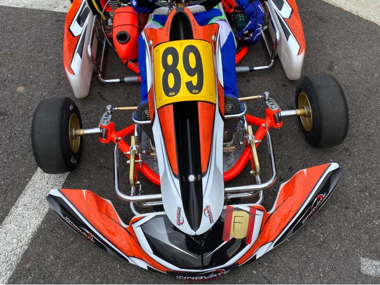 Kart mit Startnummer 89 und rot-weissem Sticker-Satz