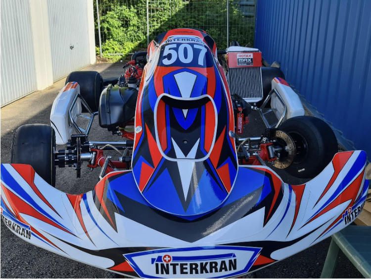 Kart mit Startnummer 507 und rot-blauem Sticker-Satz