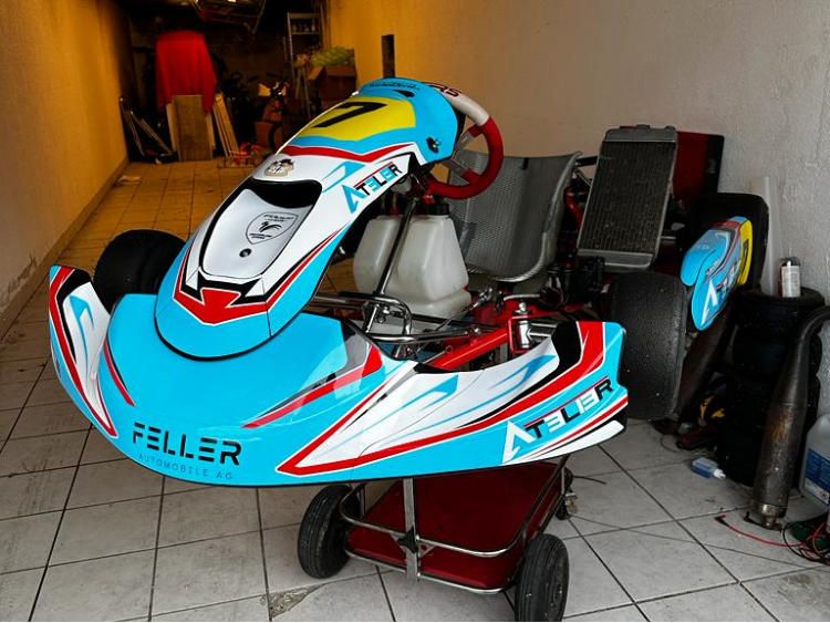 Hellblauer Kart mit Sticker-Satz in der Garage